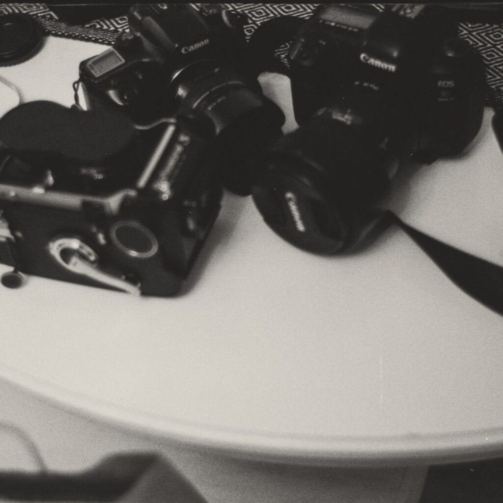 Aparaty fotograficzne na stole – fotografia analogowa