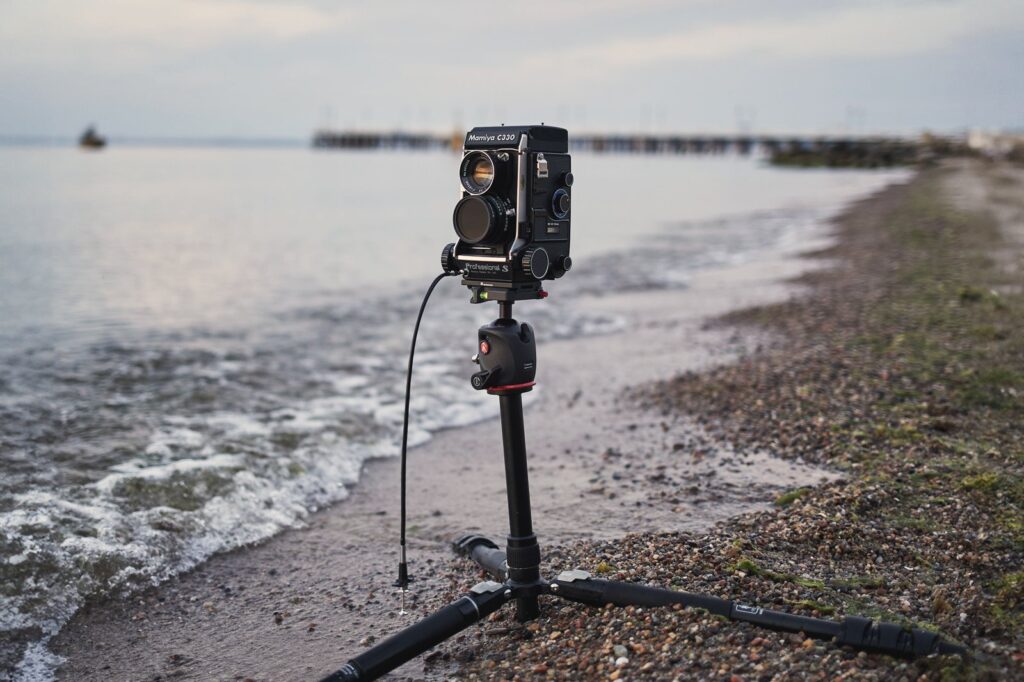 Aparat średnioformatowy na statywie na plaży